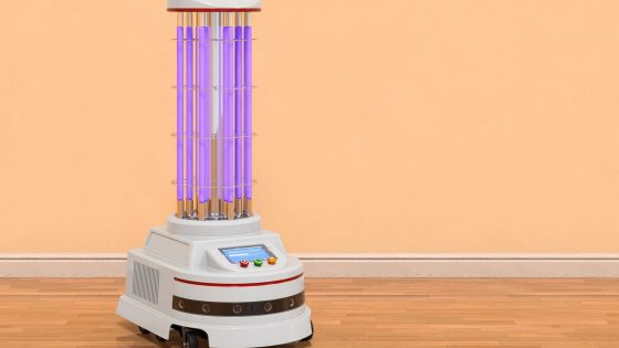Namenski robot razkuži prostore kar s pomočjo ultravijolične svetlobe.