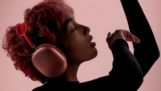 Zanimive naglavne slušalke Apple AirPods Max so vrednotene na kar 629 evrov.