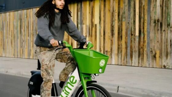 Električna kolesa in skiroji podjetja Lime bodo uporabljali enake baterije.