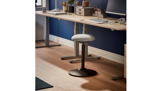 Zamenjajte navadni pisarniški stol z balansirnim stolom, ki spodbuja aktivno sedenje.