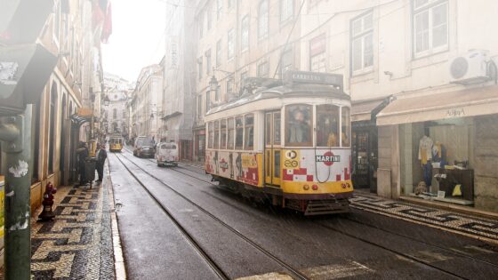 Ulice velikih Evropskih mest po večini še vedno samevajo.