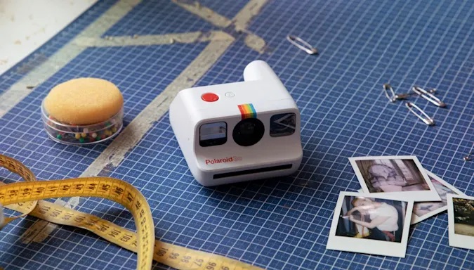 Fotoaparat Polaroid Go bomo zlahka prenašali naokrog.