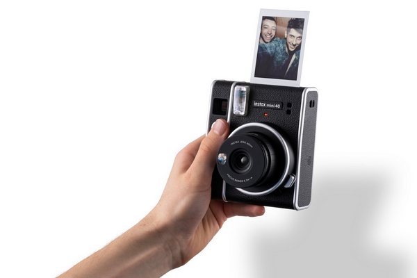 Zanimivi analogni fotoaparat Fujifilm instax mini 40 meri je tudi nadvse kompakten.