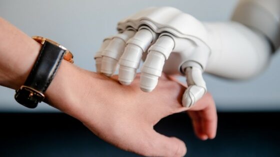 Študija nemških raziskovalcev je vključevala 48 študentov, ki so sodelovali s humanoidnim robotom Softbank Robotics.