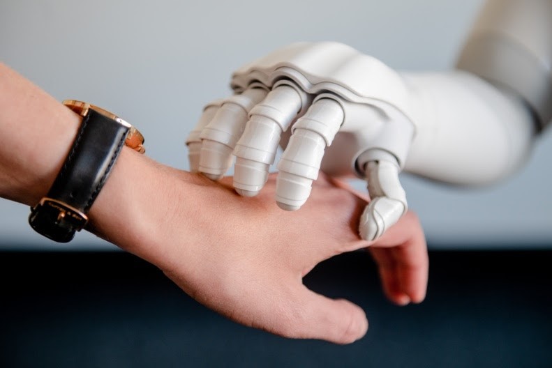 Študija nemških raziskovalcev je vključevala 48 študentov, ki so sodelovali s humanoidnim robotom Softbank Robotics.