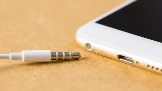 Priključki za slušalke so pri pametnih mobilnih telefonih postali prava redkost.