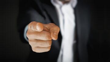 Informacijski sektor še naprej obupano potrebuje izkušene tehnične kadre. Najbolj iskani poklici so inženirji, razvijalci, programerji in strokovnjaki različnih področij.