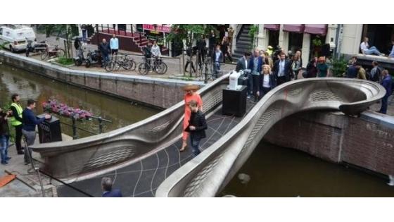 Prvi natisnjen jekleni most je navdušil marsikaterega obiskovalca sejma Dutch Design Week.
