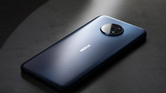 Nokia G50 ostaja zvesta svojim koreninam, ima pa tudi klasičen in brezčasen dizajn.