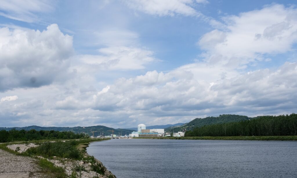 Jedrska energija je največji posamičen vir zanesljive in nizkoogljične elektrike v Sloveniji (na sliki: Jedrska elektrarna Krško)