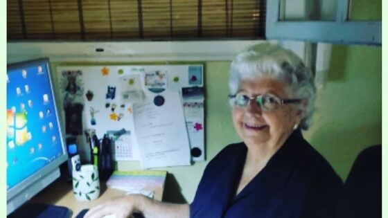 90-letna babica ustvarja čudeže