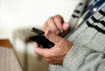 Ko govorimo o starejših, je pomemben cilj starejšim od 55 let omogočiti dostop do brezplačnih tečajev digitalnih veščin.