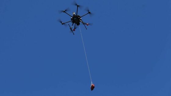 Samoleteči dron je 71-letniku rešil življenje