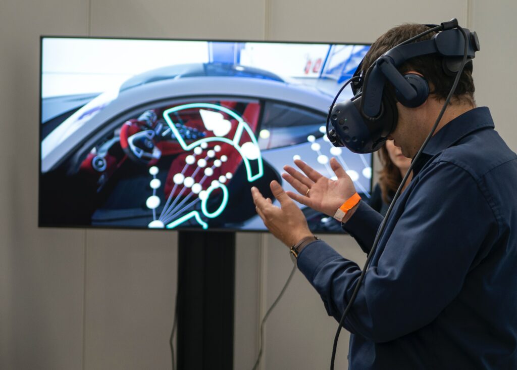 izobraževalna-tehnologija-VR-AR-očala-interaktivni-zasloni-2