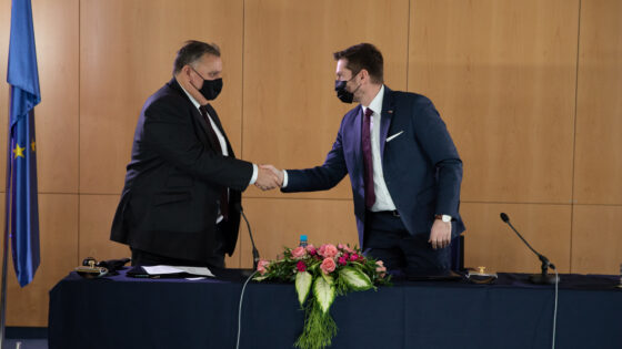 Mark Boris Andrijanič in Rod Evans ob podpisu sporazuma o sodelovanju. | Avtor Urad Vlade Republike Slovenije za komuniciranje