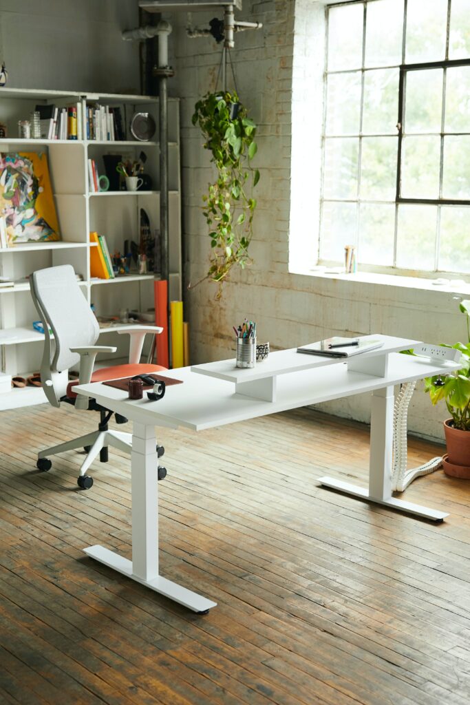 Ergonomija-ergonomske-rešitve-dvižne-mize-ergonomski-pisarniški-stoli-stojalo-za-monitor