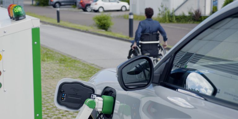 Ford preizkuša robotsko polnjenje električnih vozil kot pomoč voznikom invalidom