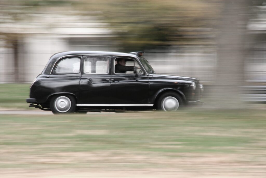 Tudi električni taksiji z brezžično tehnologijo polnjenja so videti zelo "britansko", v notranjosti pa je nameščena najmodernejša tehnologija (fotografija je simbolična). Foto: Pixabay