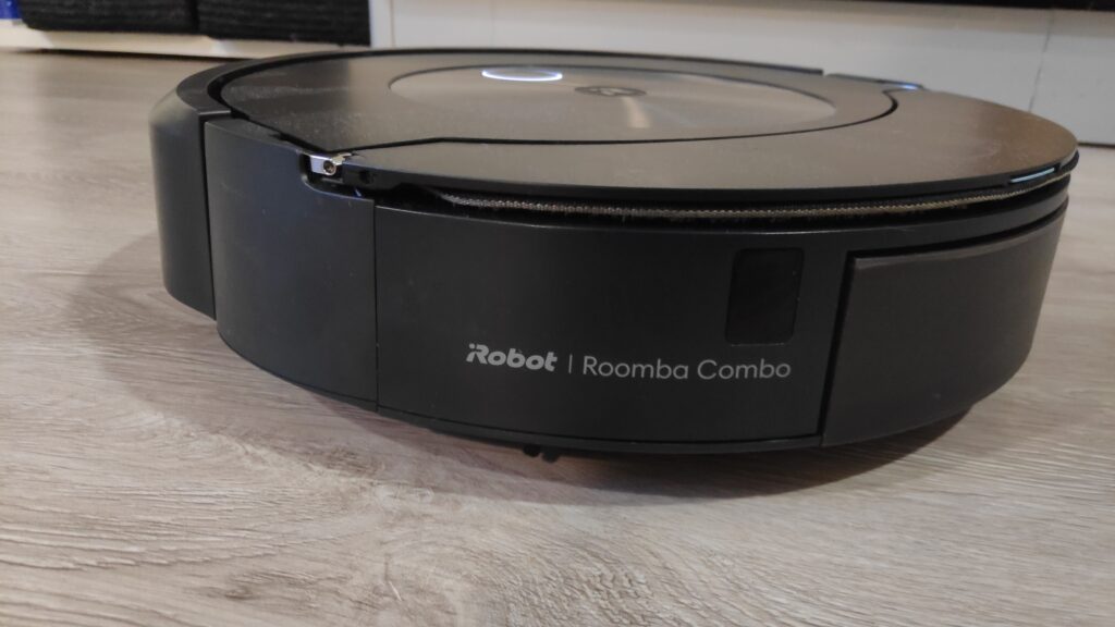 robotski-sesalnik-iRobot-Roomba-Combo-j7+-1