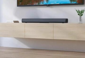 Soundbar zvočnik Redmi TV lahko enostavno namestite na polico pod televizorjem (na fotografiji) ali ga pritrdite na steno. Foto: Xiaomi