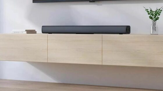 Soundbar zvočnik Redmi TV lahko enostavno namestite na polico pod televizorjem (na fotografiji) ali ga pritrdite na steno. Foto: Xiaomi