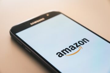 Vse več Slovencev opravlja spletne nakupe v tujini. Najbolj priljubljena destinacija je zagotovo Amazon.