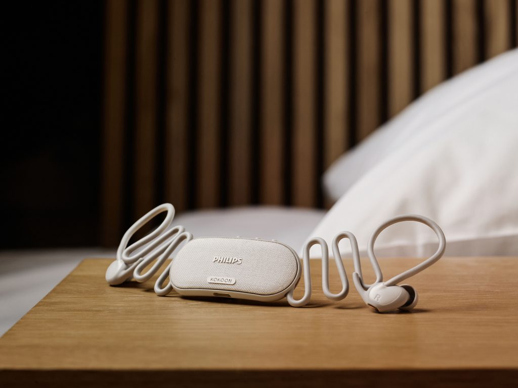 Senzorji v ušesnih čepkih slušalk N7808 spremljajo uporabnikov vzorec spanja, samodejno nastavljajo prilagojeno predvajanje zvoka in ustrezno znižajo glasnost, ko uporabnik zaspi. Foto: Philips
