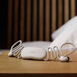 Senzorji v ušesnih čepkih slušalk N7808 spremljajo uporabnikov vzorec spanja, samodejno nastavljajo prilagojeno predvajanje zvoka in ustrezno znižajo glasnost, ko uporabnik zaspi. Foto: Philips