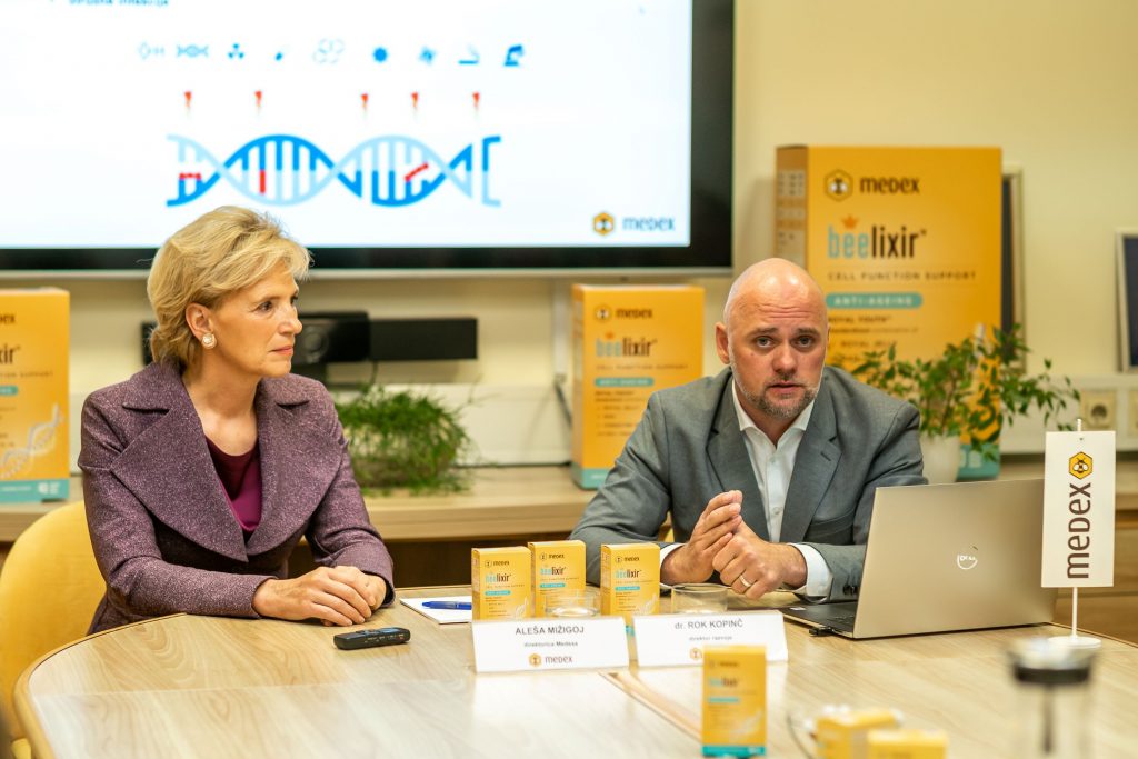 Aleša Mižigoj in dr. Rok Kopinč predstavila prehransko dopolnilo za upočasnitev biološkega staranja celic (Foto Agara Vučemilović)