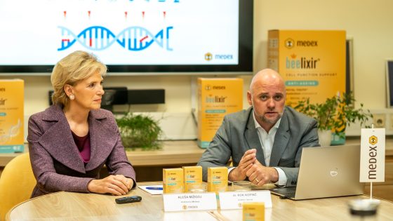 Aleša Mižigoj in dr. Rok Kopinč predstavila prehransko dopolnilo za upočasnitev biološkega staranja celic (Foto Agara Vučemilović)