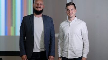 Brezplačen webinar vodita Črt Grahor (desno) in Martin Korošec. Strokovnjaka za digitalni marketing s skupno več kot 30 let dela z analitiko, oglaševanjem in izdelavo spletnih trgovin.