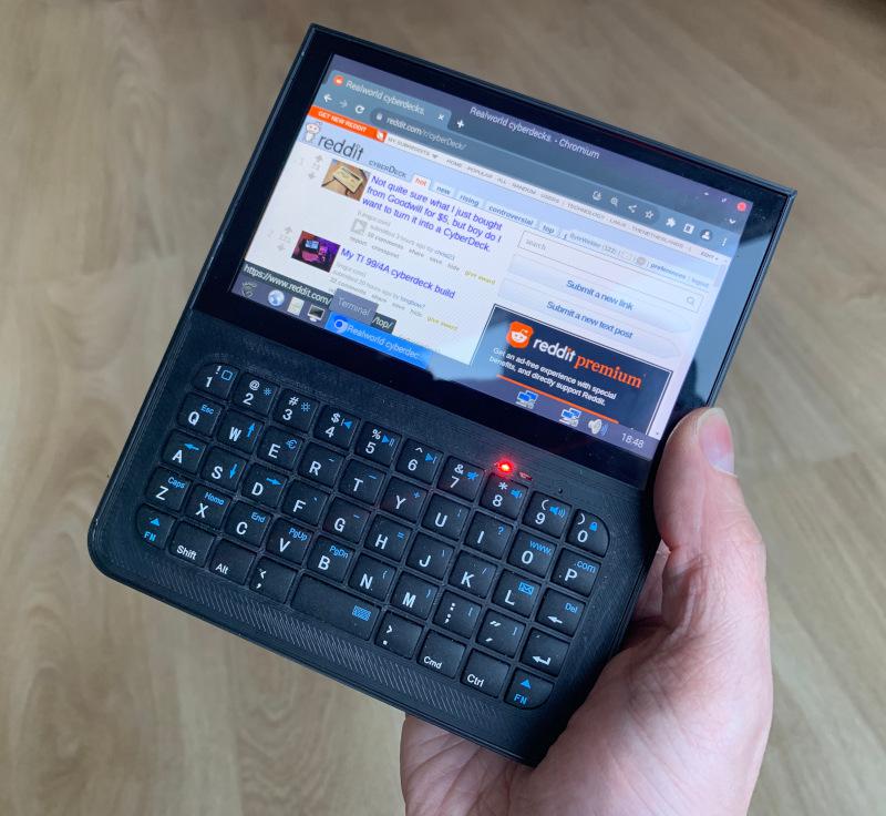 Raspberry Pi 4 v kompaktnem ohišju s priročnim zaslonom
