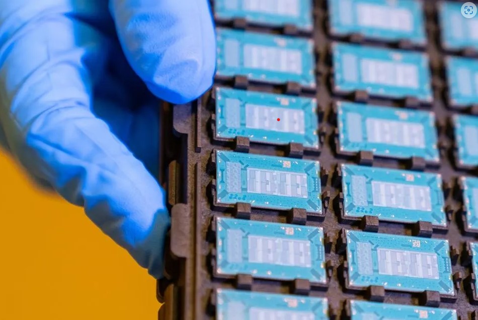 Intel bo uporabil steklo za izboljšanje procesorjev