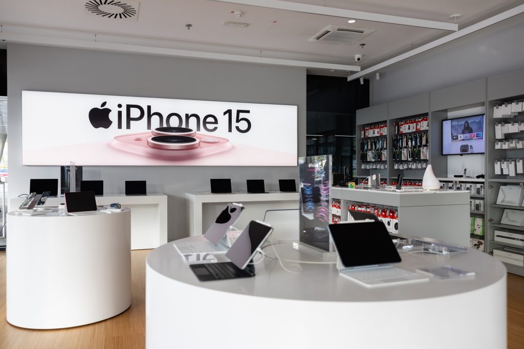 iPhone 15 Pro, iPhone 15, Apple Watch Ultra 2 in Apple Watch 9 so prispeli na slovenski trg