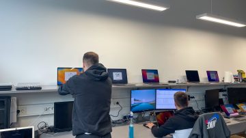 Lani so v podjetju Insis obnovili in prodali okoli 5000 prenosnih in namiznih računalnikov ter monitorjev, pri tem pa je bil povprečen prihranek ob nakupu okoli 40 odstotkov. Foto: Pocenipc.com