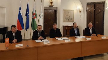 Foto (arhiv T-2): od leve proti desni: mag. Jože Zrimšek, član poslovodstva podjetja T-2, g. Krištof Mlakar, dir. Javnega holdinga Ljubljana, g. Zoran Janković, župan, mag. Jure Valjavec, predsednik poslovodstva podjetja T-2 in g. Jurij Krč, prokurist podjetja T-2