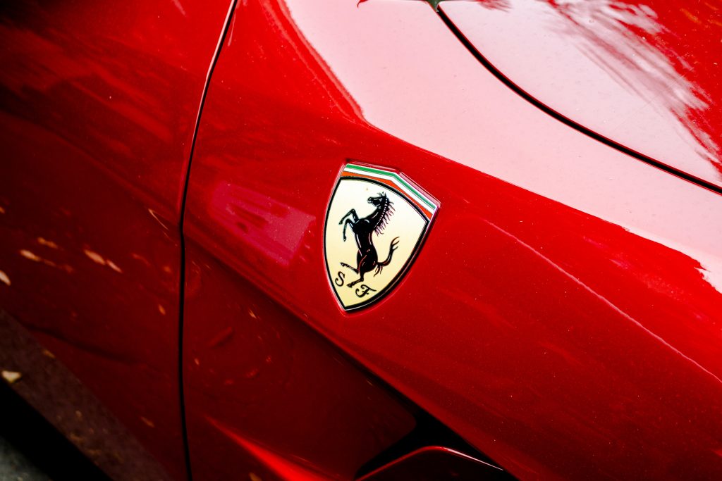 Ferrarijevi jekleni konjički odslej na voljo tudi s kriptovalutami