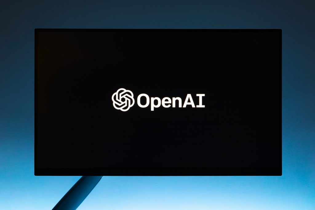 Nenaden (in prisilen) odhod Sama Altmana je povzročil kaos v podjetju OpenAI
