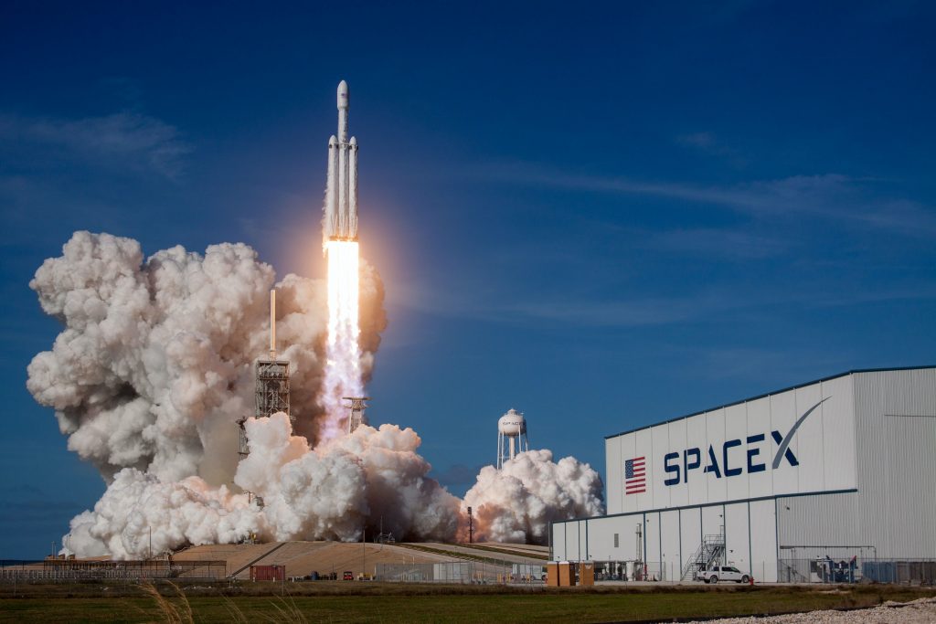 SpaceX obtožen nezakonite odpovedi zaradi kritike Muska