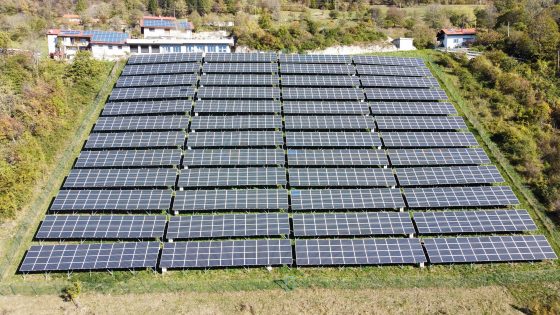 517-kW sončna elektrarna v vasi Višnje pri Ajdovščini, ki si jo lahko najamete z nakupom NFT-ja.