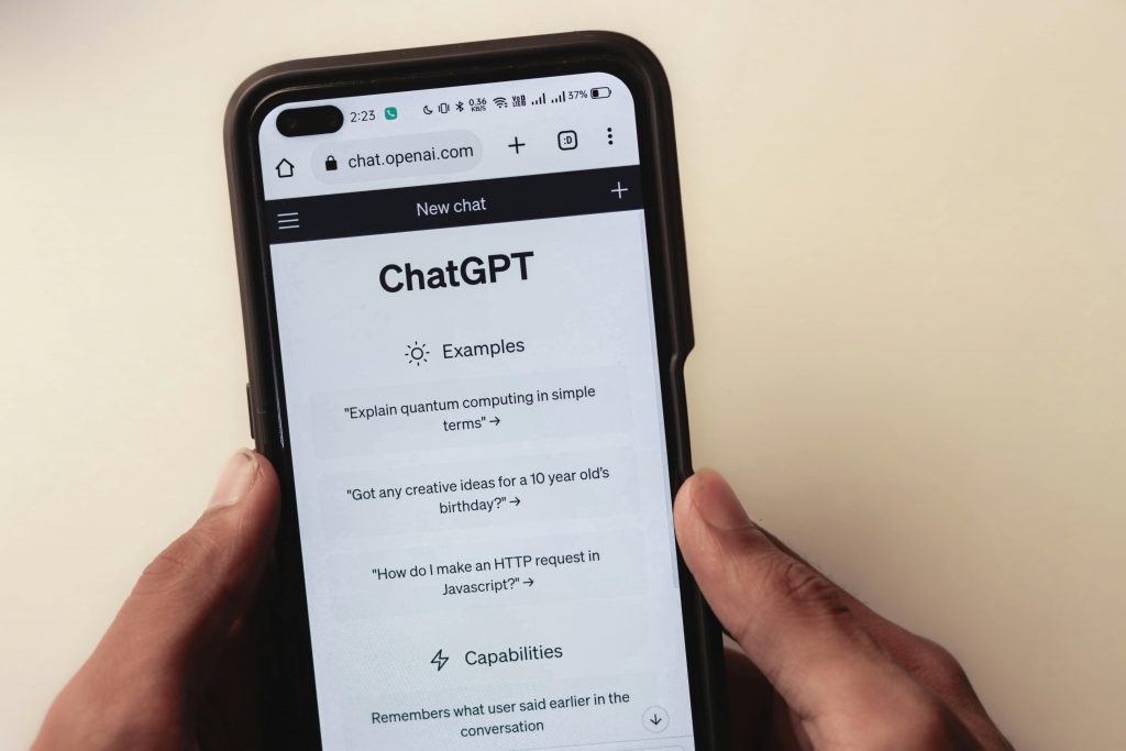 Since it's free, ChatGPT can be used by anyone. But only a few know how to use it correctly. Photo: Pexels