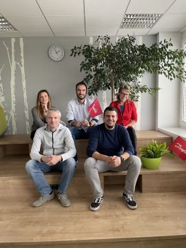 Na fotografiji spodaj desno Peter Trobec, direktor digitalnih orodij v podjetju Danfoss Trata