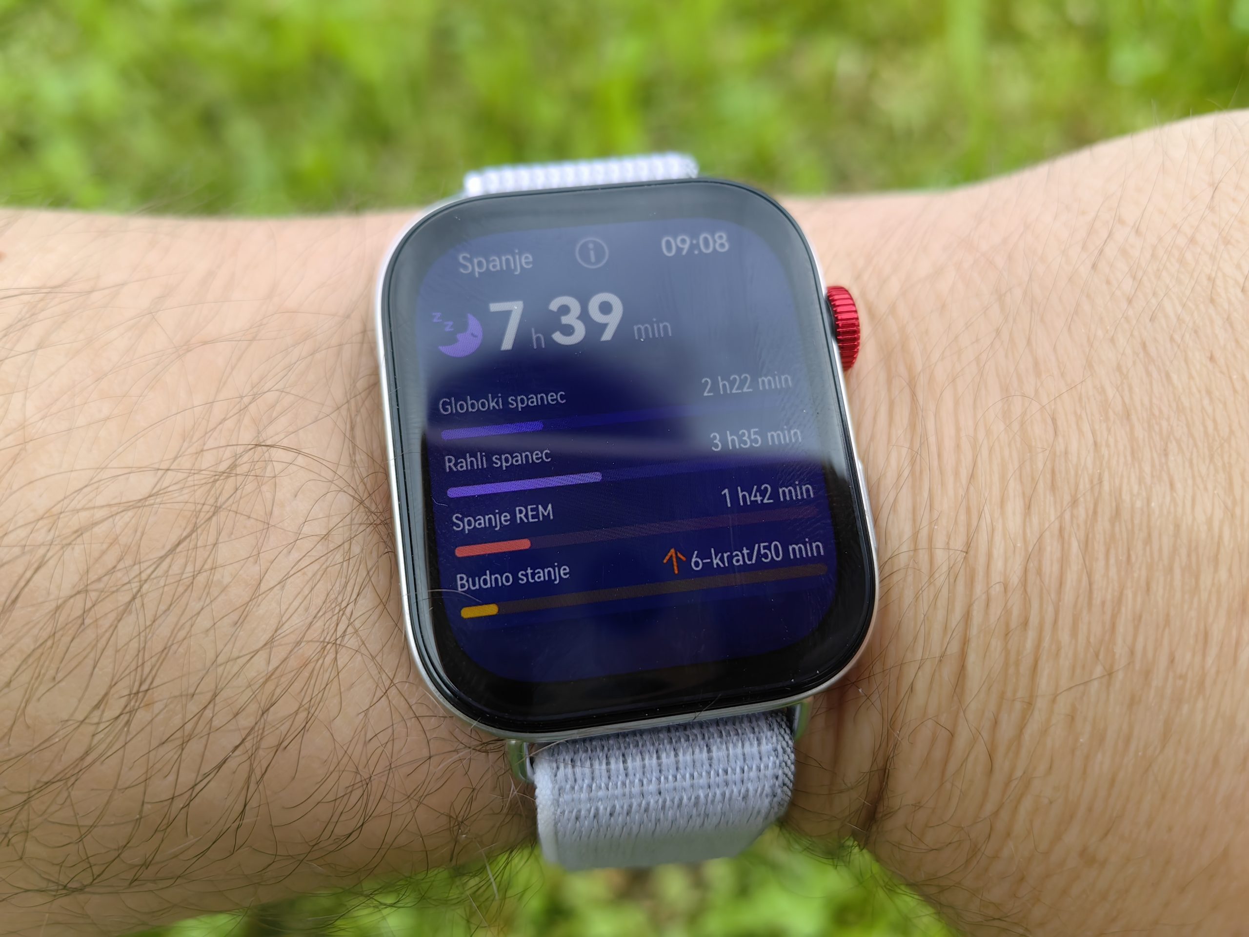 Zaslon na Huawei Watch Fit 3 je dovolj svetel in z zelo preglednimi meniji
