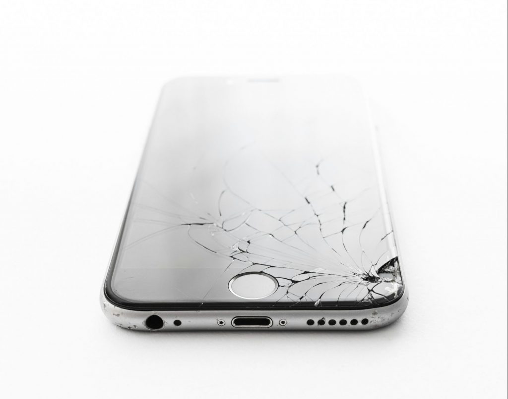 It can happen to anyone that the phone will hit the edge of the table or fall on the floor. At that point, we can only hope that the protection will last and the screen will remain undamaged. Then we are faced with the awkward task of applying a new protective glass.
