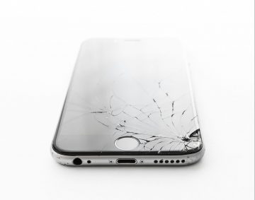 Vsakomur se lahko zgodi, da bo telefon udaril ob rob mize ali pa mu bo padel na tla. Takrat lahko le upamo, da bo zaščita zdržala in bo zaslon ostal nepoškodovan. Potem pa nas čaka nerodno opravilo nanosa novega zaščitnega stekla.