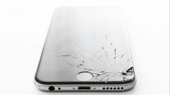 It can happen to anyone that the phone will hit the edge of the table or fall on the floor. At that point, we can only hope that the protection will last and the screen will remain undamaged. Then we are faced with the awkward task of applying a new protective glass.