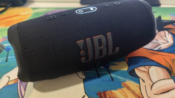 Enceinte Bluetooth testée JBL Charge 5 - fiable, mélodieuse et portable