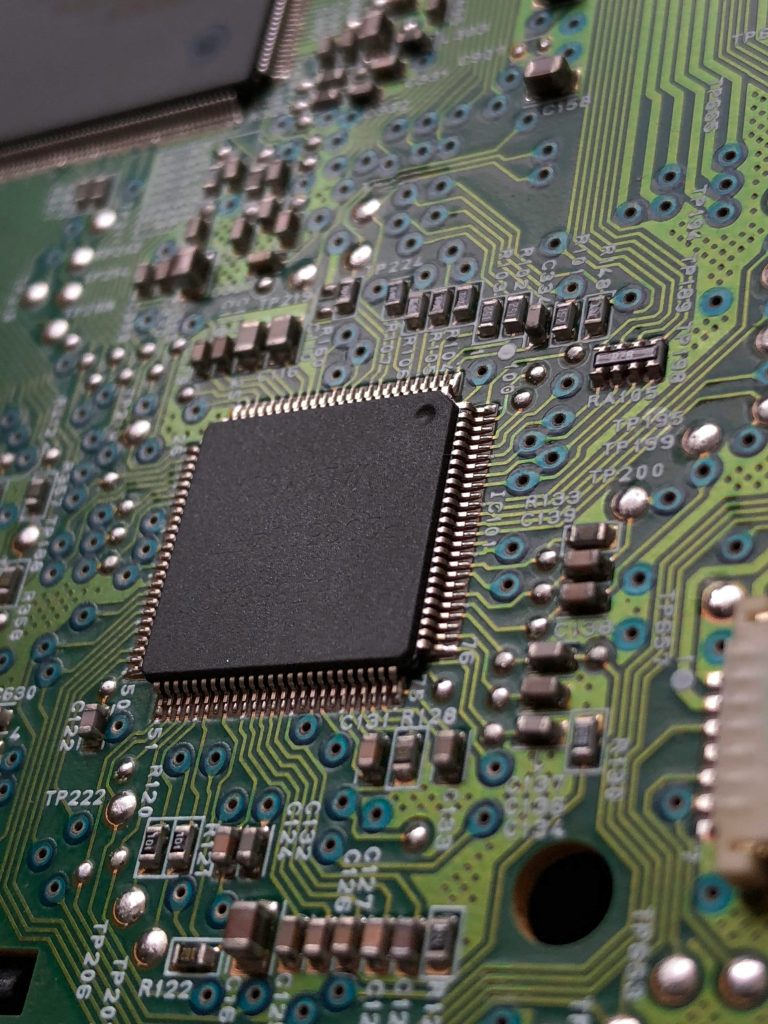 NPU je namenski procesor za pospeševanje nalog strojnega učenja in umetne inteligence