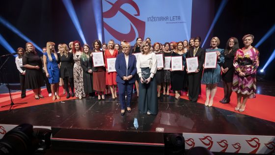 50 ingenieras con la presidenta del país, Nataša Pirc Musar, en el escenario de la sala Linhart de la catedral de Cankarjev (anuncio de la ingeniera del año 2022) (Foto: Andrej Križ)