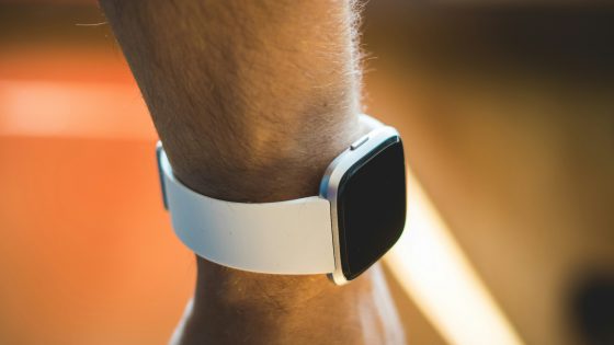 La fine degli smartwatch Fitbit: Google ha confermato che non ci saranno modelli Sense 3 e Versa 5